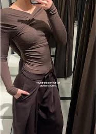 Zara стильний трикотажний лонгслів (топ) з драпіруванням