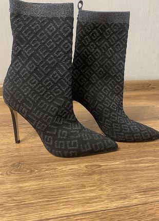 Чорні нові ботильйони від guess. оригінал