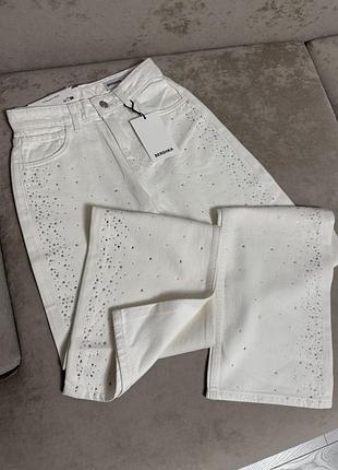Блискучі джинси bershka straight high rise, бершка джинси, прямі білі джинси, джинси зі стразами, сяючі джинси, стильні джинси, вечірні джинси