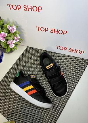 Оригінальні кросівки adidas дитячі