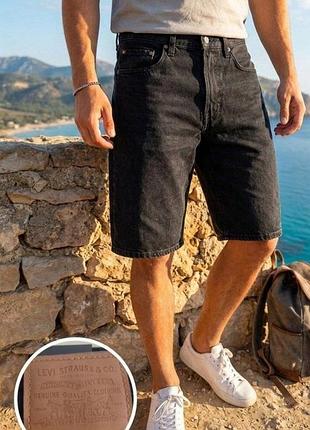 Шорты джинсовые мужские бренда levi's, оригинальные ✨
полу охват талии -38 см, 
полуобхват бедер -48 см;
длина изделия -58 см,
крок-29 см.