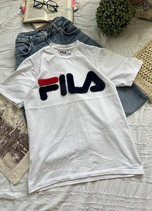 Біла бавовняна футболка бренду fila