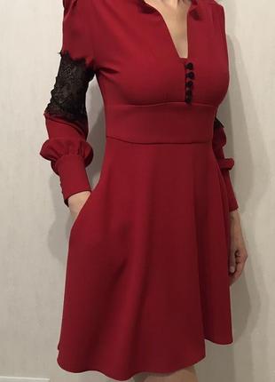 Фирменное красное платье