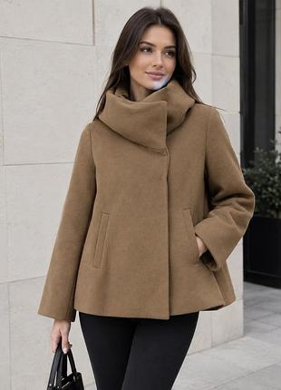 Коротке пальто zara з оригінальним обʼємним коміром