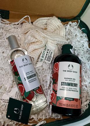 Набір the body shop strawberry у  косметичці, що містить гель для душу, спрей для тіла та мочалку