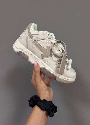 Off white out of office
taupe / off white