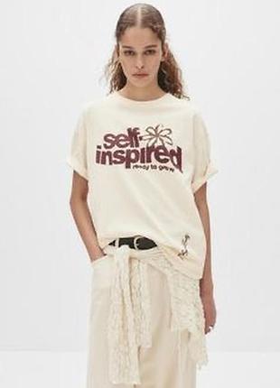 Футболка оверсайз с бордовым текстурным принтом «self inspired» и цветочным мотивом.