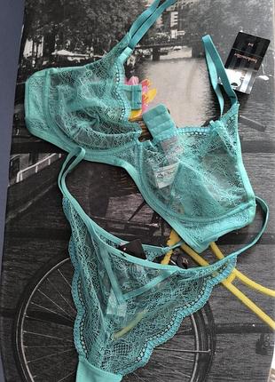 Красивые комплекты 80 d +трусики l-xl