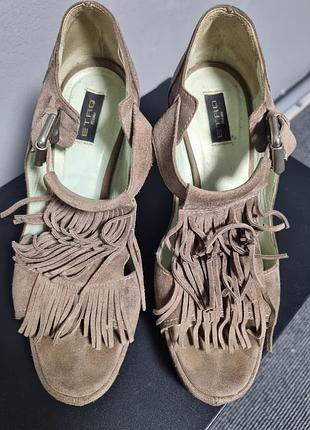 Etro замшеві босоніжки коричневого кольору з бахромою та пряжками  оригінал
розпродаю свій гардероб