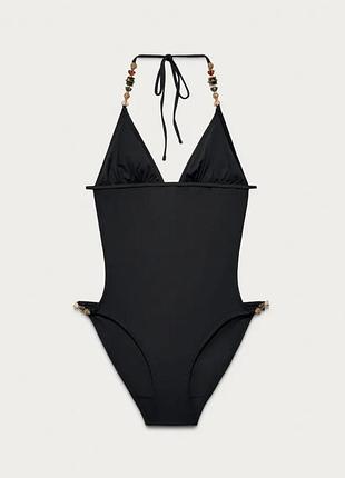 Це цільний купальник marisa berenson x zara plain swimsuit with stones антрацитово-сірого кольору з декоративними різнокольоровими каменями