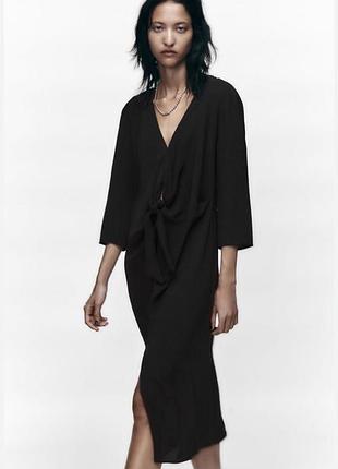 Чорна жіноча довга сукня з вирізом zara