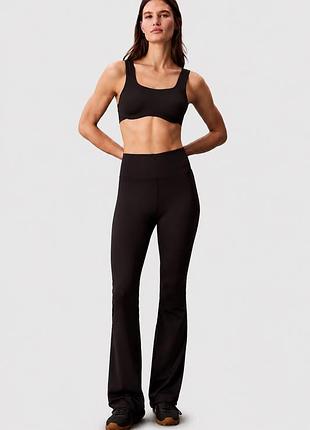Жіночий комплект calvin klein icon sport flare quick-dry high-rise flared gym топ lvgws6k166 лосини lvgws6l648 розмір s/m