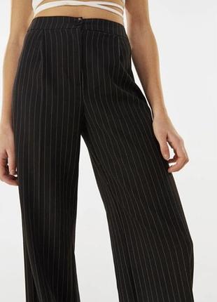 Женские классические брюки zara с высокой посадкой, прямого свободного кроя от бедра темно- синего цвета/как черного/ в тонкую вертикальную полоску, s
