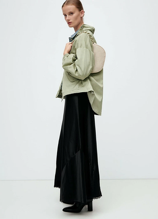 Женская куртка zara с атласным эффектом l, который складывается и рюкзак-трансформер зеленого цвета