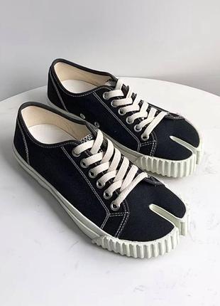 Черные или белые кроссы maison margiela tabi canvas