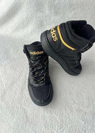 Кросівки хайтопи фірми adidas 35 розміру по устілці 22,5 см.