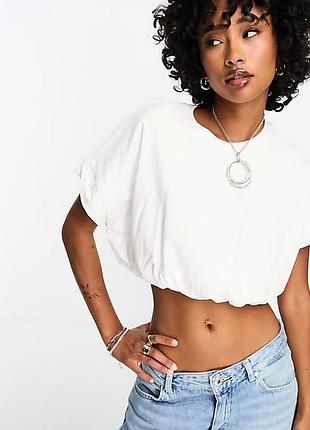 Белая укороченная футболка bershka с собранным на резинку низом.