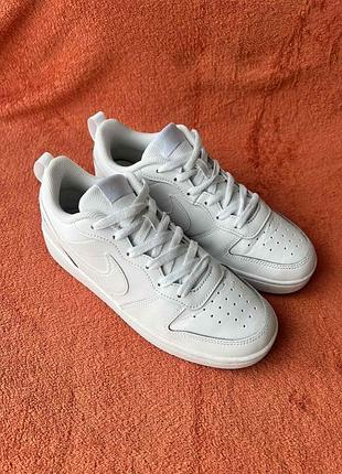 Кроссовки фирмы nike 39 размер по стельке 25,5 см