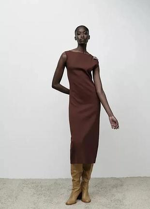 Елегантна трикотажна сукня міді з брошкою від zara
