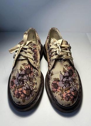 Жіночі оксфорди dr. martens lester з канвасу та квітковим принтом, розмір eu 37