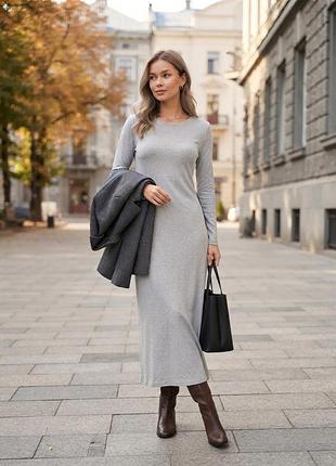 Довга сіра трикотажна сукня з віскози