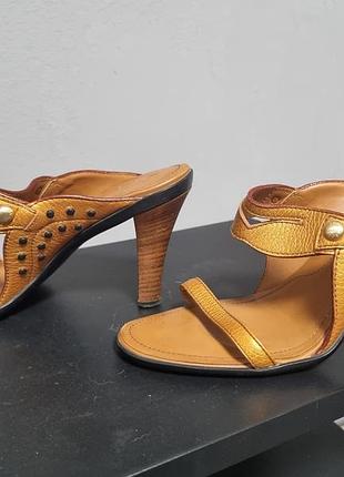 Коричневые кожаные сабо tod's с зернистой фактурой, открытым носком и каблуком оригинал