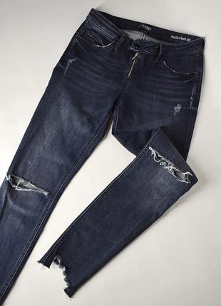 Синие джинсы низкой посадки guess marilyn с рванками