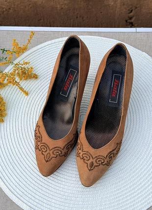 Туфли лодочки на заколках с вышивкой винтаж bata