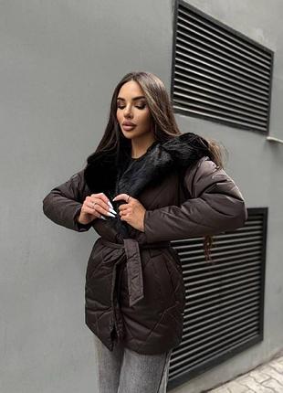 Жіноча зимова довга курточка з капюшоном шоколад