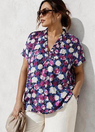 Елегантна атласна блуза vila з яскравим квітковим принтом (plus size)