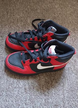 Высокие детские кроссовки nike dunk high в черно-красной расцветке