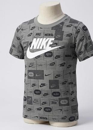 Оригинальная детская футболка nike the nike tee со сплошным графическим принтом. артикул: fn9809-084 размер: s (детский, на рост 128-137 см)