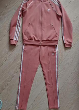 Стративный костюм женской adidas