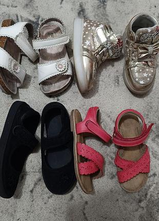 Лот обуви на липучках в садик, босоножки, хайтопы, тапочки clarks