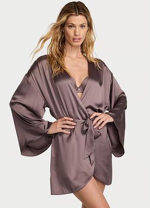 Елегантний сатиновий халат  від victoria’s secret 🤎 виготовлений із гладкого та приємного до тіла сатину.