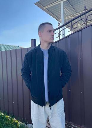 Чоловічий бомбер чорний вітрівка