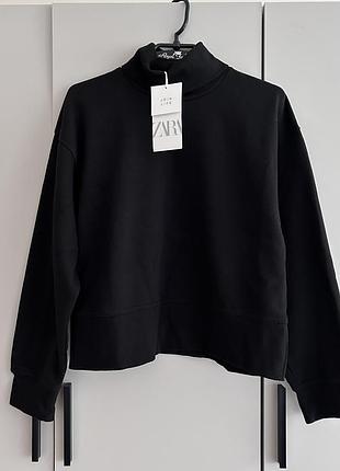 Укороченный черный свитшот с высоким воротником-стойкой от бренда zara