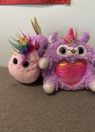 Фіолетову м'яку іграшку-сюрприз серії rainbocorns (ламу/єдинорога) від бренду zuru з яскравим переливчастим серцем на животик