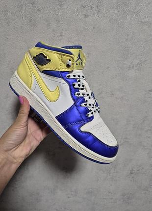 Кросівки кеди на зображенні представлені кросівки nike air jordan 1 mid gs «easter» вінтаж