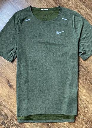 Продам футболку nike running