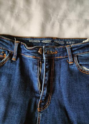 Женские синие джинсы фасона «slim fit» с утеплением и металлической пуговицей.