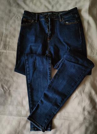 Женские синие джинсы фасона «slim fit» с утеплением и металлической пуговицей.