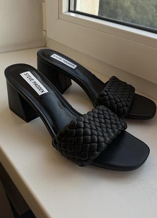 Чорні босоніжки steve aspyn madden 38 — плетені, стиль bottega veneta