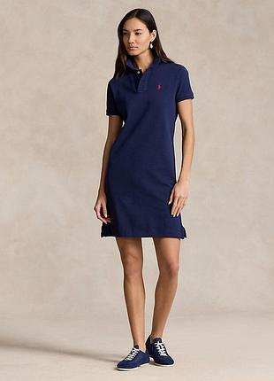 Темно-синя бавовняна сукня-полі від бренду polo ralph lauren з короткими рукавами та вишитим червоним логотипом