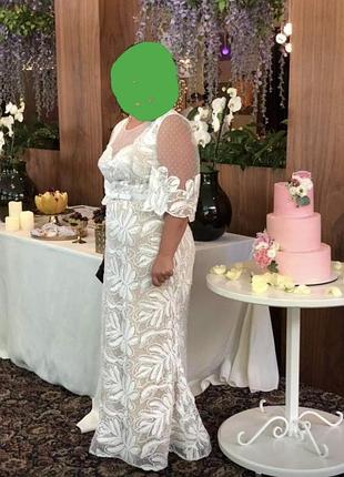 Святкова сукня , підійде як вечірня , колір молочний, підкладка тілесного кольору, якісне круживо , спинка прозора на маленьких ґудзиках .