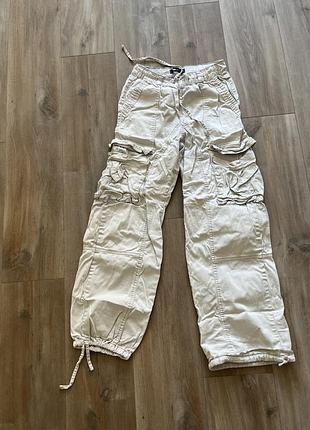 Бежеві штани карго парашути на затяжках bershka (розмір xs) / широкі штани баггі з кишенями