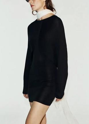 Короткое трикотажное платье со швами