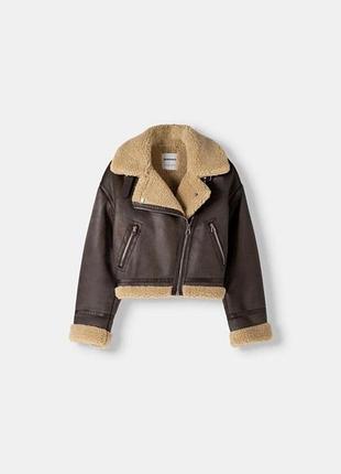 Коротка байкерська куртка дубленка дублянка з хутром бренду bershka у коричневому кольорі