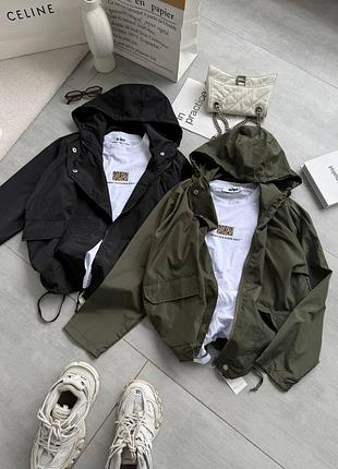 Жіноча вітровка з капюшоном