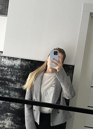 Піджак zara з акцентними плечима , ідеально підійде до будь якого образу
